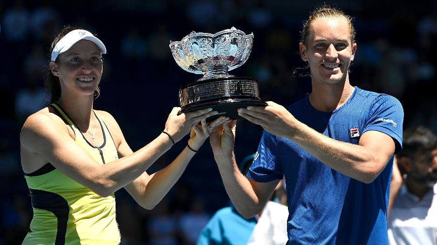 Luisa Stefani e Rafael Matos com o troféu de duplas mistas do Australian Open de 2023 - Reuters