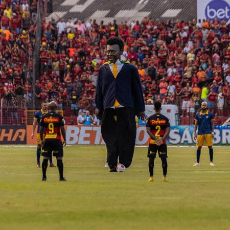 Boneco gigante de Pelé deu o pontapé inicial da final do Campeonato Pernambucano - Rafael Aroeira/ FPF