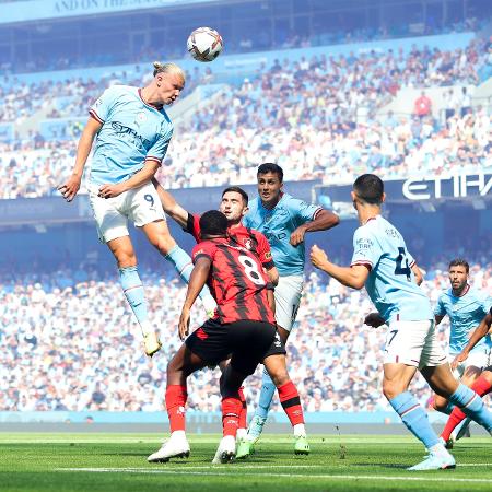 Erling Haaland cabeceia bola em jogo do Manchester City contra o Bournemouth - James Gill - Danehouse/Getty Images