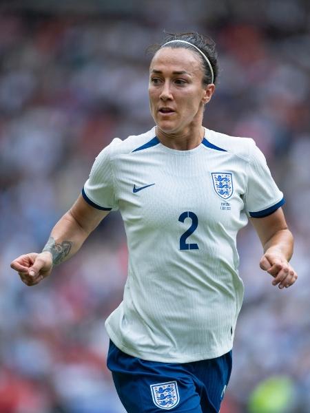 Lucy Bronze em ação durante amistoso da Inglaterra feminina