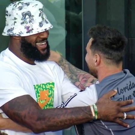 LeBron James abraça Messi antes de estreia do argentino pelo Inter Miami