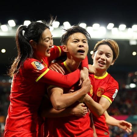 Jogadoras da China comemoram gol de Wang Shuang contra o Haiti pela Copa do Mundo feminina