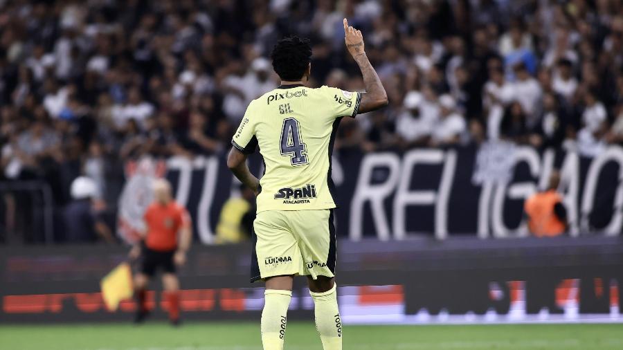 Gil celebra gol pelo Corinthians contra o Botafogo no Brasileirão