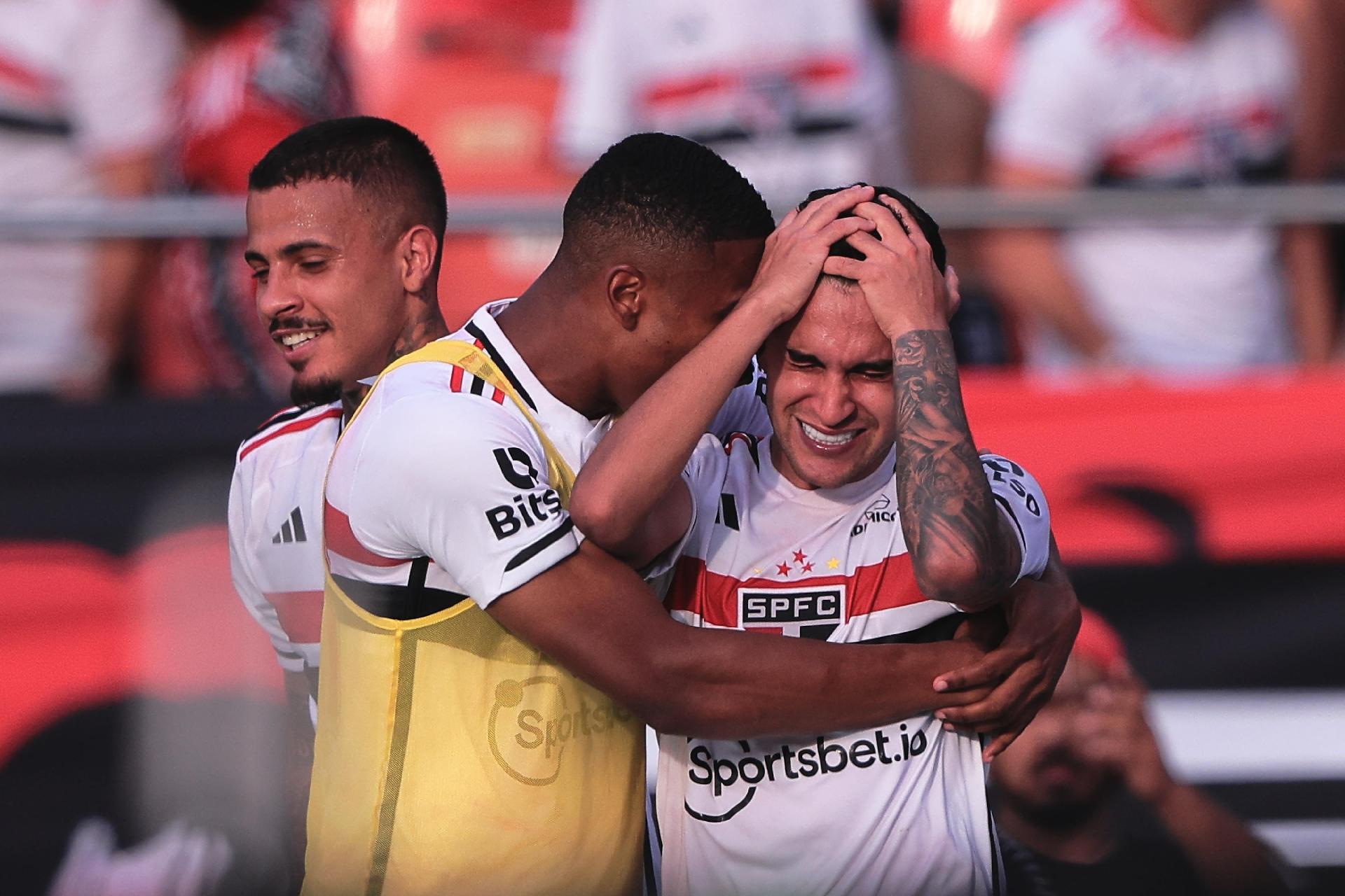 Auxiliar de Abel protesta contra arbitragem em Palmeiras x Corinthians - SBT