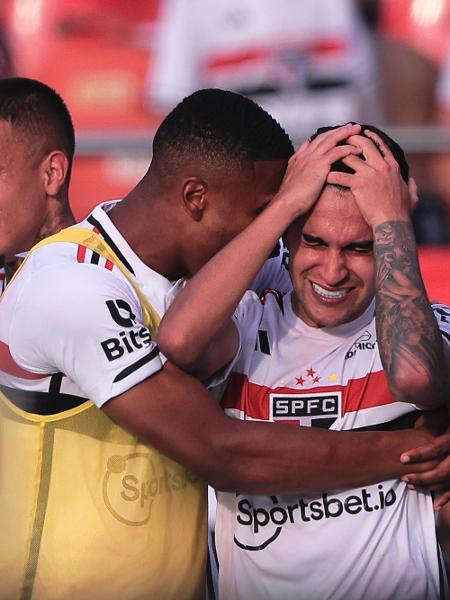 Nestor chora após marcar para o São Paulo contra o Flamengo