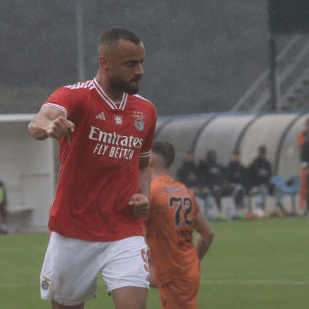 Arthur Cabral comemora o primeiro gol pelo Benfica