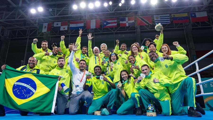 Equipe de boxe celebra campanha; Mateus é o único de camiseta branca