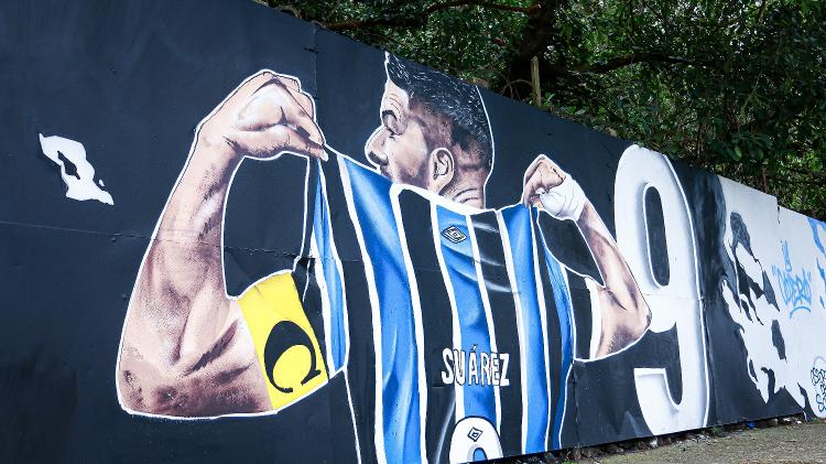 Grafitis com imagens de Luis Suárez são vistos no entorno da Arena do Grêmio, antes de jogo contra o Vasco no Brasileiro