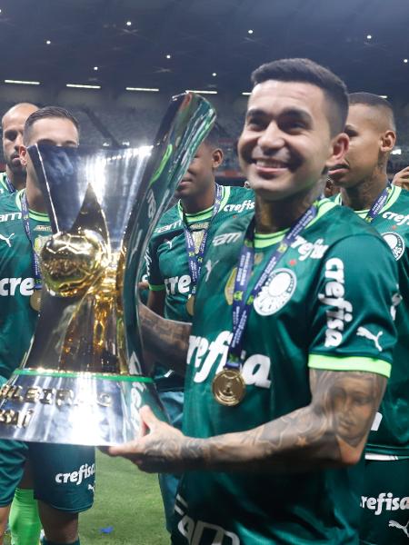 Dudu, do Palmeiras, com o troféu de campeão brasileiro de 2023 - Doug Patrício/Agência Estado