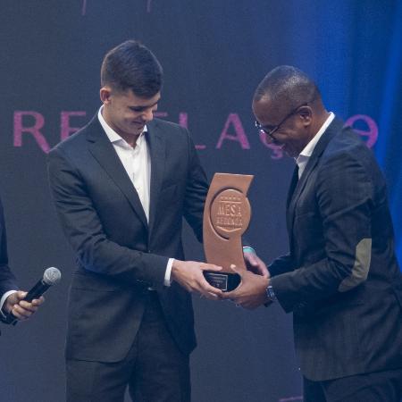 Gabriel Moscardo, do Corinthians, recebendo o prêmio de revelação do futebol brasileiro no Troféu Mesa Redonda 2023