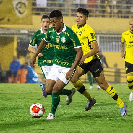 Vanderlan em ação durante São Bernardo x Palmeiras, jogo do Campeonato Paulista