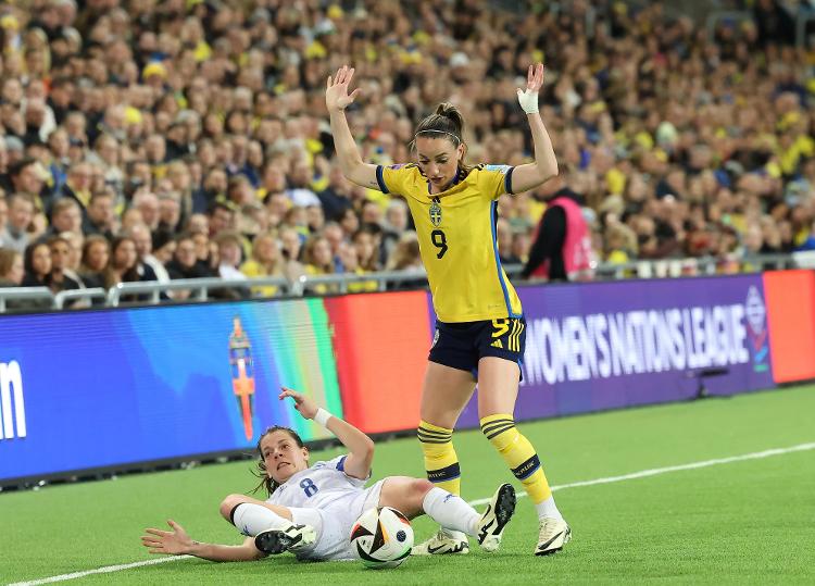 Jogadora bósnia Marija Aleksić cai durante disputa com a sueca Kosovare Asllani durante jogo pela Nations League em Estocolmo