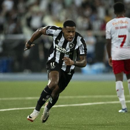 Junior Santos comemora após marcar pelo Botafogo contra o Bragantino, pela pré-Libertadores