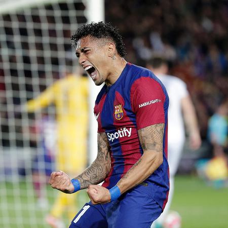 Raphinha celebra gol do Barcelona diante do Napoli na Liga dos Campeões
