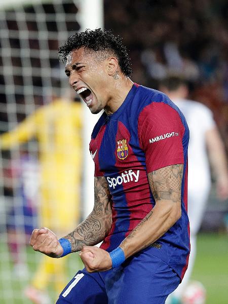 O brasileiro Raphinha celebra o primeiro gol do Barcelona diante do Napoli na Liga dos Campeões