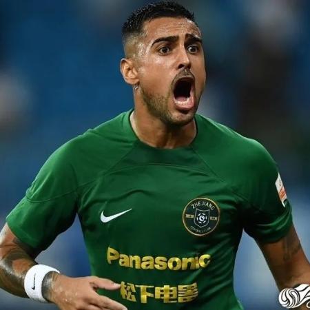 Léo Souza estava no Zhejiang, da China, antes de se juntar ao Shanghai Port Léo Souza estava no Zhejiang, da China, antes de se juntar ao Shanghai Port