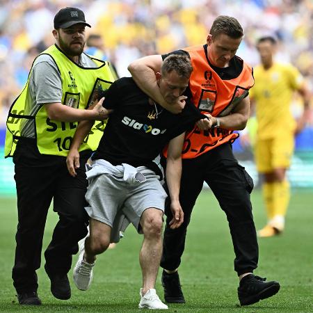 Invasão de campo durante o jogo entre Ucrânia e Romênia em 17 de junho