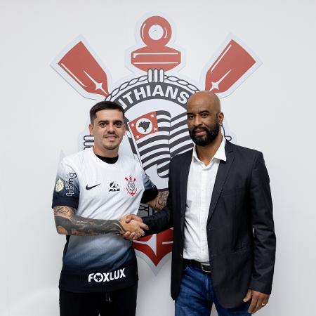 Fagner renova contrato com o Corinthians