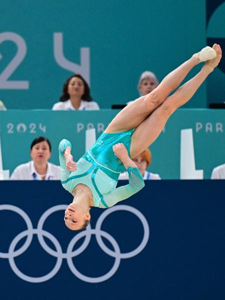 Ana Barbosu, da Romênia, em ação na final do solo da ginástica nas Olimpíadas de Paris