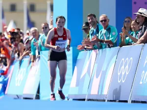 Atleta do Butão é aplaudida ao terminar em último lugar a maratona das Olimpíadas