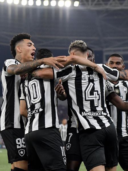 Jogadores do Botafogo comemoram gol no jogo contra o Flamengo, pelo Brasileirão