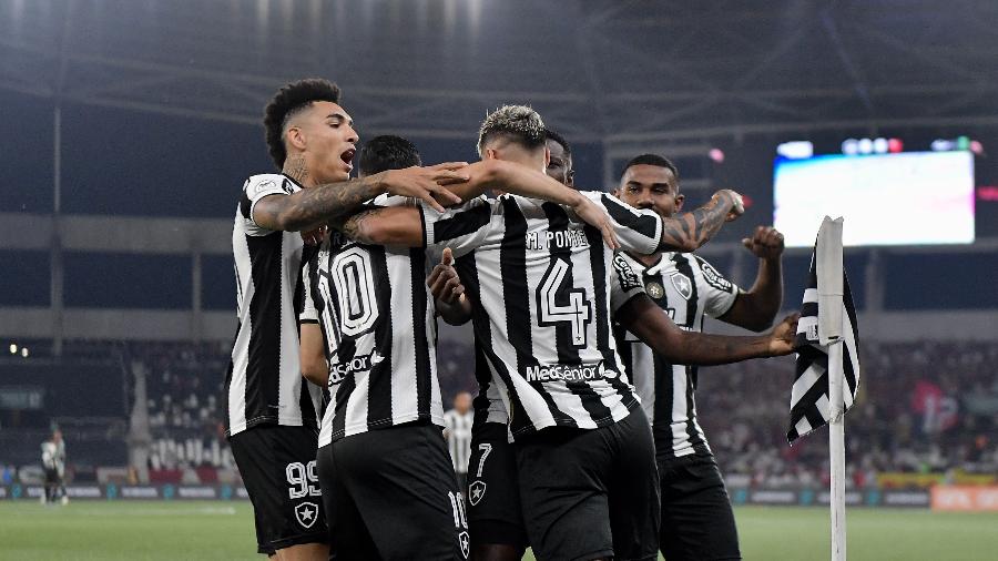 Jogadores do Botafogo comemoram gol no jogo contra o Flamengo, pelo Brasileirão