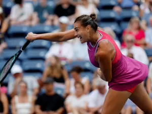 Sabalenka domina com o saque e vai à terceira rodada do US Open