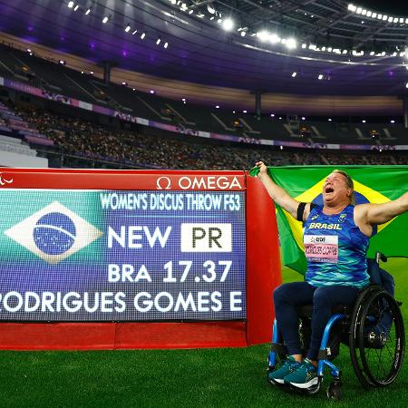 Beth Gomes comemora após ganhar o ouro e estabelecer novo recorde paralímpico no lançamento de disco F53