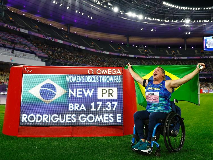 Beth Gomes comemora após ganhar o ouro e estabelecer novo recorde paralímpico no lançamento de disco F53