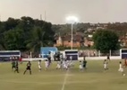 Torcedores invadem campo e agridem jogadores em jogo sub-20 em AL; veja - Reprodução