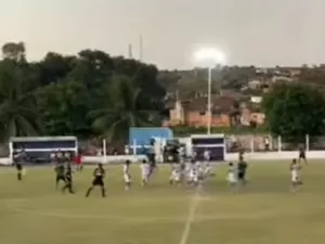 Torcedores invadem campo e agridem jogadores em jogo sub-20 em AL; veja