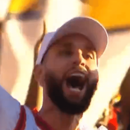 Wagner Leonardo, zagueiro do Vitória, assiste jogo na torcida da equipe contra o Fluminense