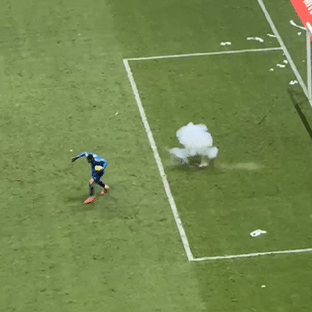 Bomba explode ao lado do goleiro Rossi na final da Copa do Brasil, entre Atlético-MG x Flamengo