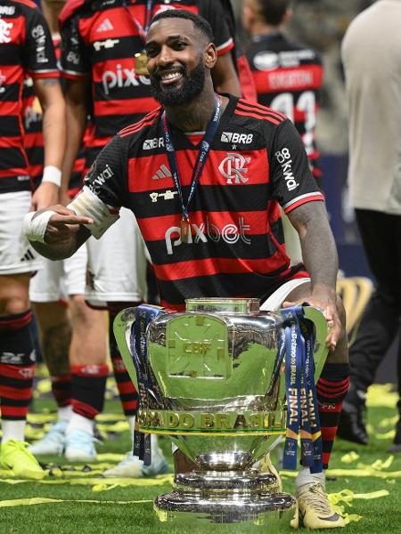 Gerson com o troféu da Copa do Brasil conquistado pelo Flamengo sobre o Atlético-MG