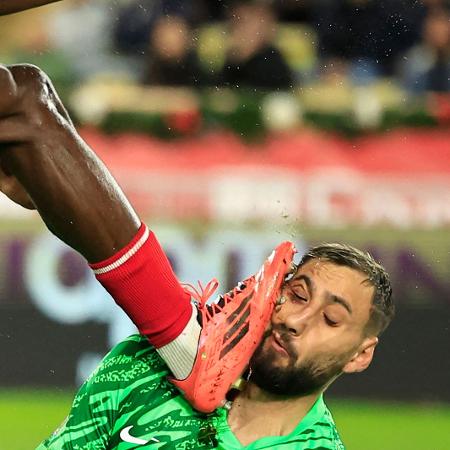 Donnarumma leva solada no rosto em Monaco x PSG, pelo Campeonato Francês