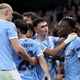 City aproveita expulsão, martela e vence Napoli em estreia na Champions