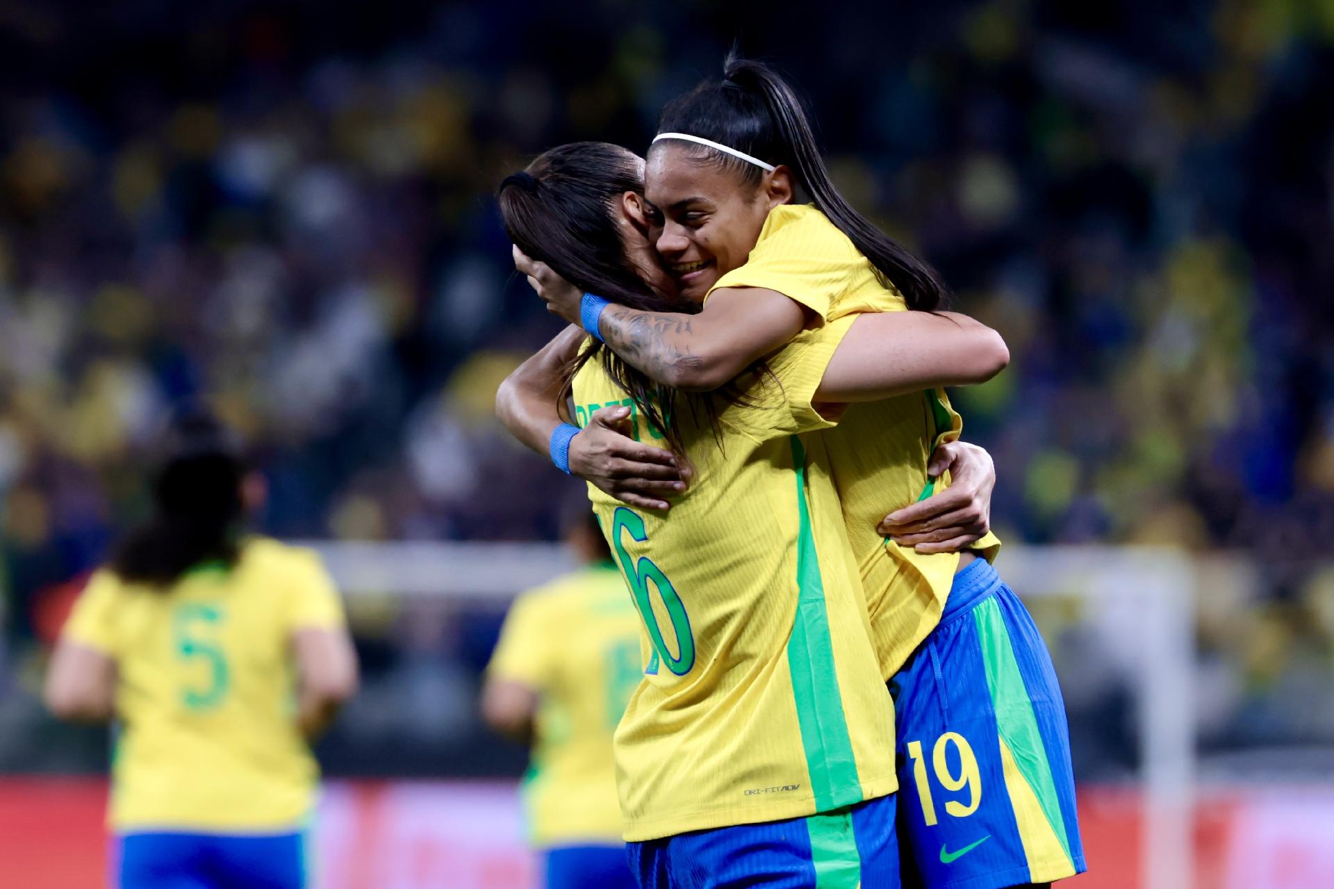 Bia Zaneratto e Tainá Maranhão comemoram gol do Brasil sobre Estados Unidos - undefined