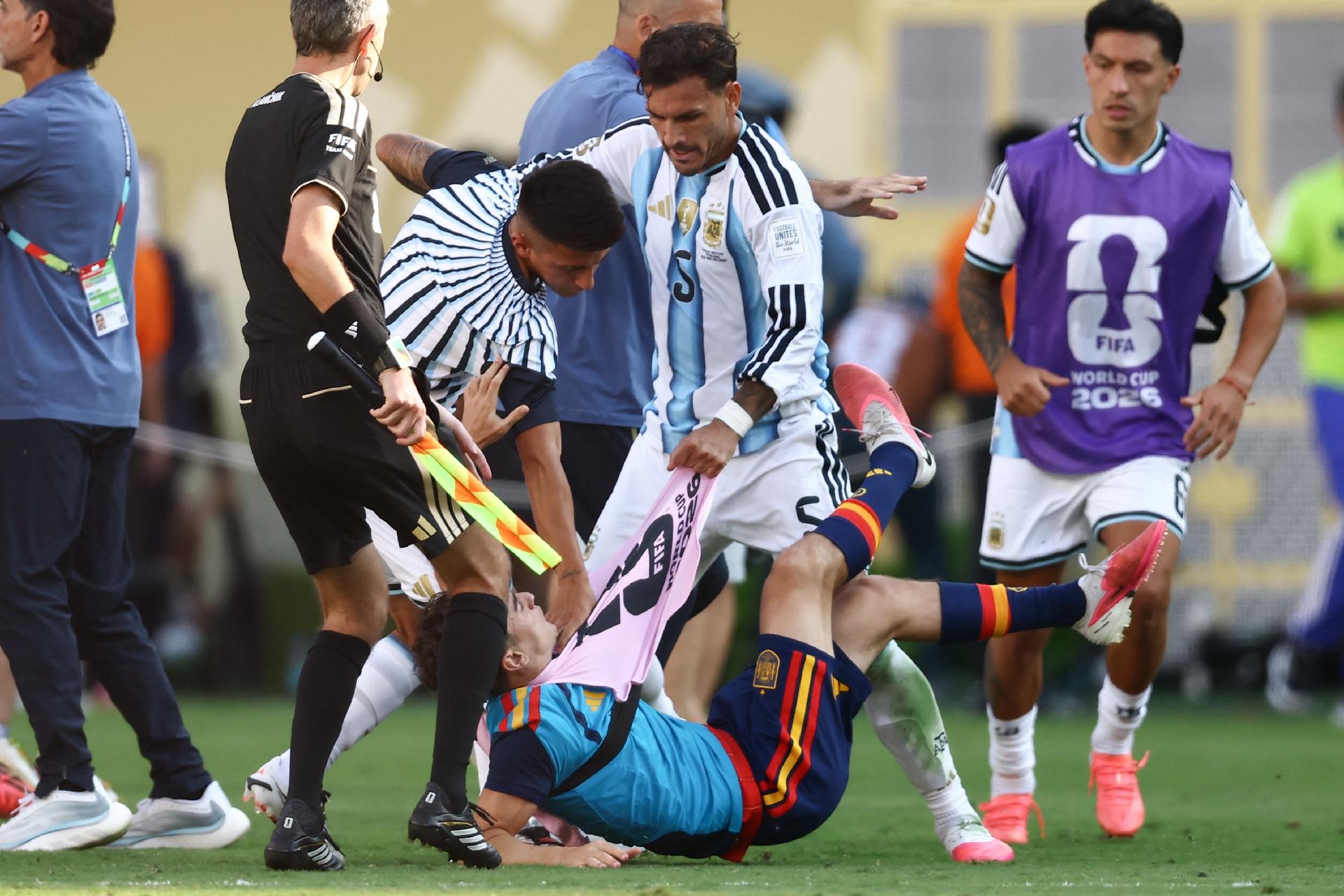 Leandro Paredes, da Argentina, durante confusão com Gavi, da Espanha - undefined