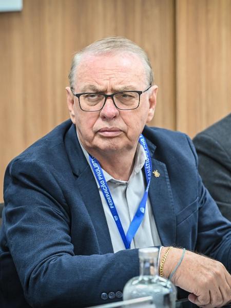 Osmar Stabile durante reunião na FPF