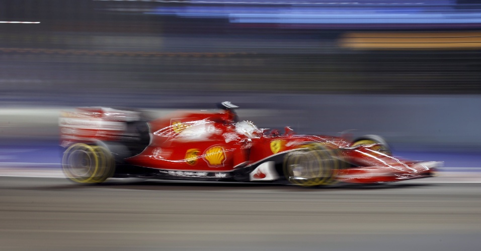 Sebastian Vettel comanda sua Ferrari, que o levou ao melhor tempo no treino oficial do GP de Cingapura