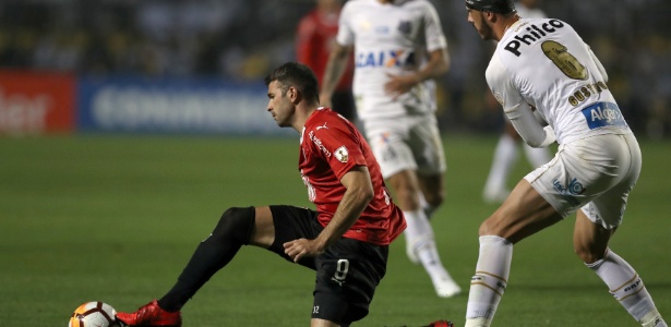 Gigliotti em ação pelo Independiente contra o Santos; alvinegro quer o jogador - Paulo Whitaker/Reuters