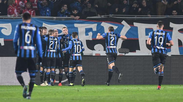 Jogadores da Atalanta comemoram gol sobre o Milan pelo Italiano - Miguel Medina/AFP - Miguel Medina/AFP