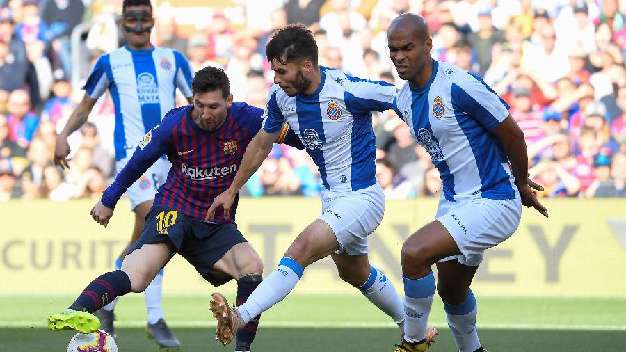 Messi em ação na partida entre Barcelona e Espanyol - LLUIS GENE/AFP