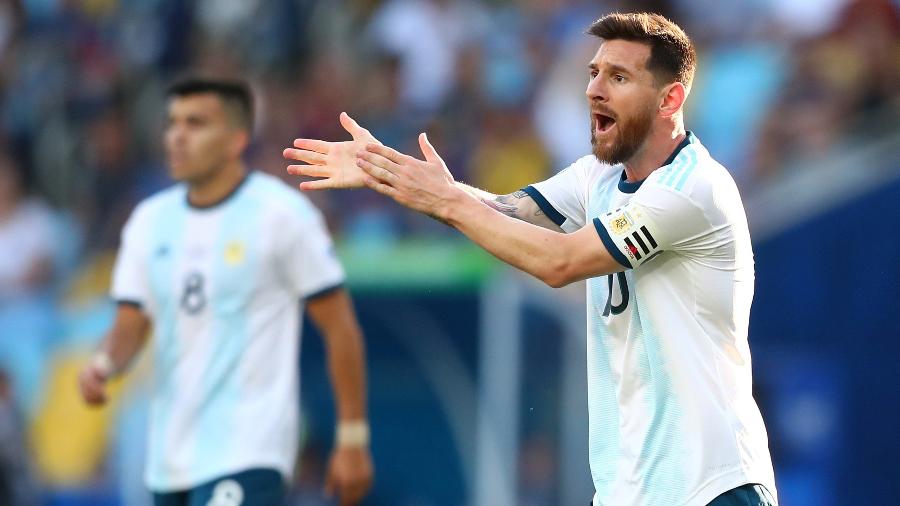 Messi reclama de pênalti durante Argentina x Venezuela - REUTERS/Pilar Olivares