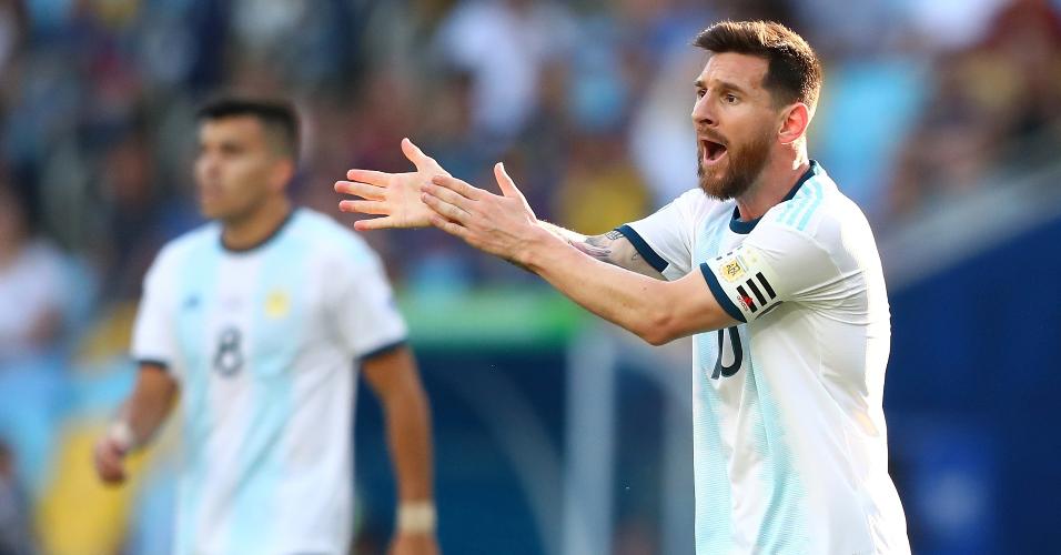 Messi reclama de pênalti durante Argentina x Venezuela