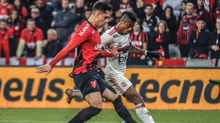 Bruno Henrique e Lucas Halter disputam a bola na partida entre Flamengo e Athletico-PR pela Copa do Brasil - Gabriel Machado/AGIF