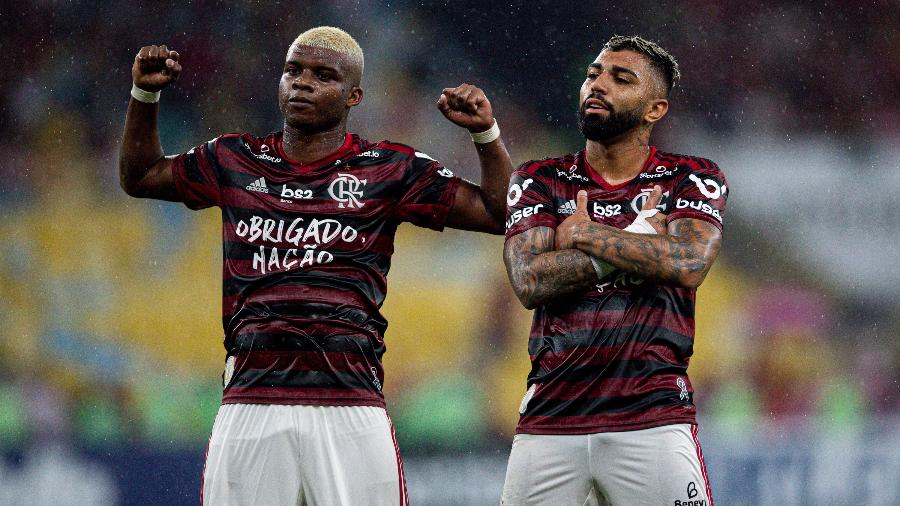 Gabigol celebra gol marcado por Lincoln na vitória do Flamengo sobre o Avaí no Maracanã - Thiago Ribeiro/AGIF