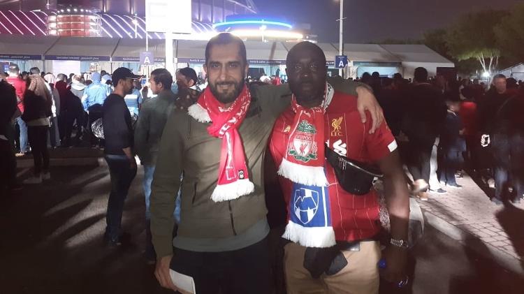 Amigos ingleses Michael e Nisar formaram uma minoria de brit&acirc;nicos no Khalifa - Leo Burl&aacute; / UOL