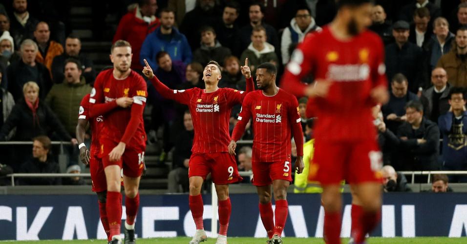 Roberto Firmino comemora gol marcado para o Liverpool contra o Tottenham
