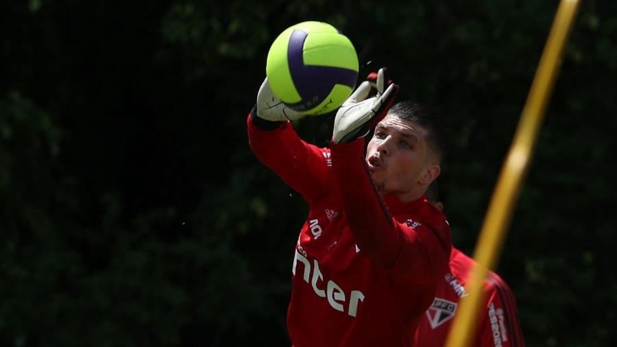 Volpi em treino com bola de vôlei - Rubens Chiri / saopaulofc.net 